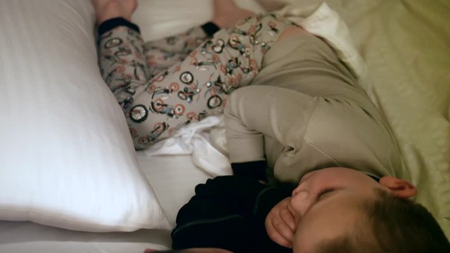 I brother sleep. Sleep brother. Two boys Sleep in one Bed. Видео less сейчас  спят?????. Boys Sleep together.
