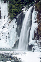 Obraz premium Franklin Falls Beautiful Frozen Waterfall in Washington State During Winter