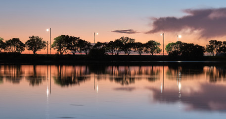 Naklejka premium summer sunset on the lake with clouds reflection