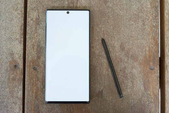  The New Samsung Galaxy Note 10 Plus On Wooden Table