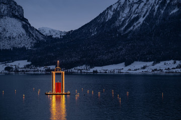 Schwimmende Adventskerze im Salzkammergut