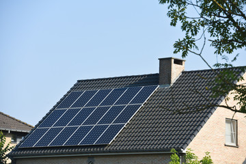 solaire environnement ecologie renouvelable energie photovoltaique panneaux electricite vert toit immobilier carbone - obrazy, fototapety, plakaty