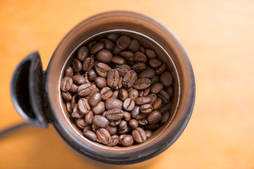 Coffee beans are ground into coffee powder by a grinder．