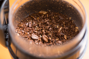 Coffee beans are ground into coffee powder by a grinder．