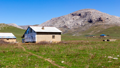 Fototapeta na wymiar Old shepherd house in the mountains