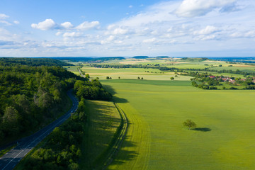 La campagne française, une route et un village.