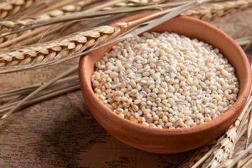 Raw peeled barley grains  (Hordeum vulgare)