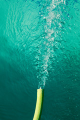 Tubo con acqua corrente 