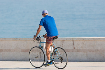 In bicicletta guardando il mare