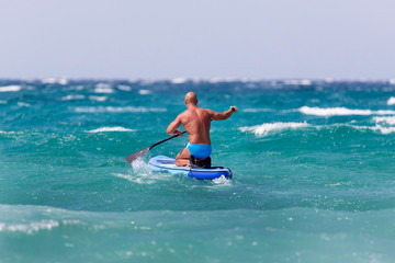 Pagaiando sulla tavola