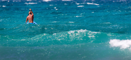 Remando in mezzo al mare