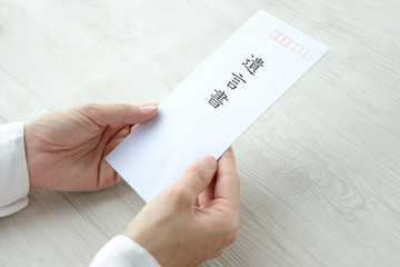 遺言書を持つ人物の手元