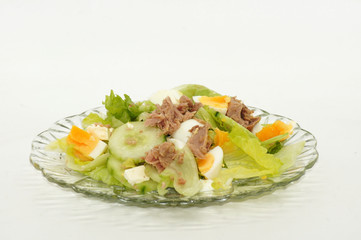 Frischer Salat mit Gurke, Ei, Käse und Thunfisch