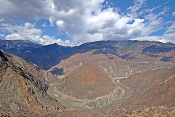First curve of Yangtze River (Changjiangdiyiwan) is the point where the Yangtze River or Jinsha...