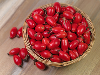 Geerntete Hagebutten im Korb