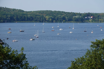 viele Segelboote weit weg