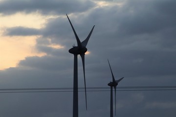 Eoliennes à 3 pales dans la commune de Saint Caradec - Côtes d'Armor - Bretagne - France