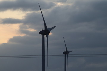Eoliennes à 3 pales dans la commune de Saint Caradec - Côtes d'Armor - Bretagne - France