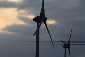 Eoliennes à 3 pales dans la commune de Saint Caradec - Côtes d'Armor - Bretagne - France
