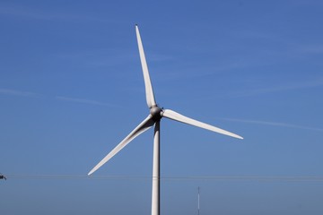 Eoliennes à 3 pales dans la commune de Saint Caradec - Côtes d'Armor - Bretagne - France