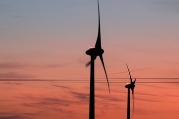 Eoliennes à 3 pales dans la commune de Saint Caradec - Côtes d'Armor - Bretagne - France
