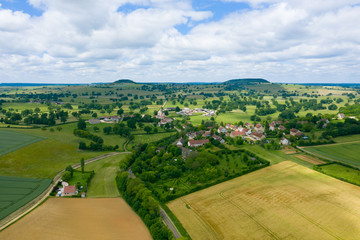 Fototapeta na wymiar Le village de Cuncy-les-Varzy au milieu de la campagne