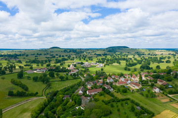 Fototapeta na wymiar Le village de Cuncy-les-Varzy au milieu de la campagne