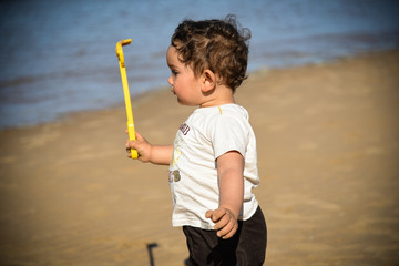 jeune enfant en train de jouer au bord de mer
