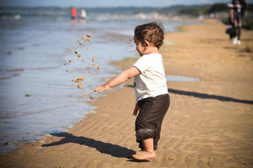 jeune enfant en train de jouer au bord de mer © AUFORT Jérome