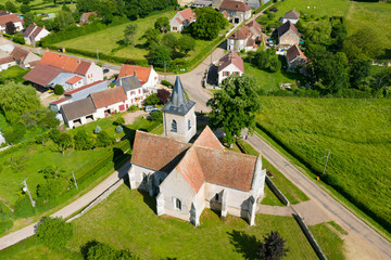 Le village de Cuncy-les-Varzy au milieu de la campagne et  l'église Saint Martin à son entrée