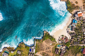 Dramatic top down view of the Dream beach in Nusa Lembongan in Bali, Indonesia - obrazy, fototapety, plakaty