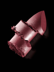 Lippenstift in thulian pink auf schwarzem Glas
