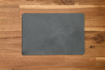 Schiefertafel auf Holz