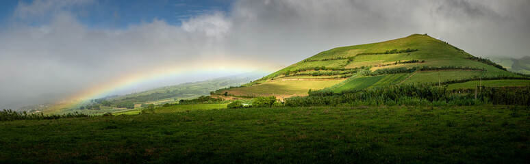 Fototapeta na wymiar Landschaftspanorama mit Regenbogen auf Sao Miguel 