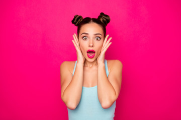 Close up photo of impressed teen touching her cheeks shouting wearing singlet isolated over fuchsia background