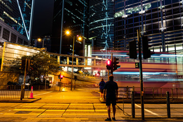 深夜の高層ビル群を光るトラフィックが通過する