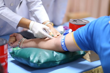 Fototapeta na wymiar Thailand, Bangkok 2019/08/28. A health worker taking a blood sample from the vein by piercing the veinpunture and collecting blood into a test tube under negative pressure.