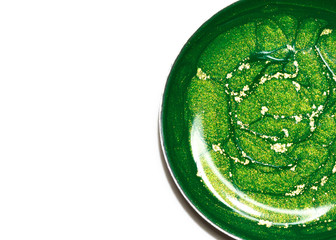 Grüner glänzender Nagellack mit Silber-Partikel in rundem Topf auf weissem Hintergrund