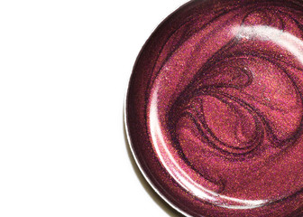 Weinroter glänzender Nagellack in rundem Topf auf weissem Hintergrund
