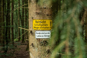 Vorsicht Schußgefahr! Warnung im Wald