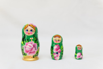 Trois poupées russes sur fond blanc