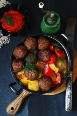 Schmorgemüse (Gurken, Paprika) mit Hackbällchen