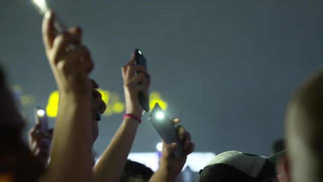 Koncert,ludzie na koncercie, dłonie z telefonami
