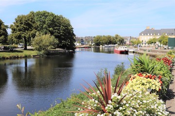 Le canal de Nantes &agrave; Brest dans la ville de Pontivy - D&eacute;partement du Morbihan - Bretagne - France