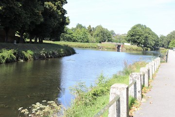 Le canal de Nantes &agrave; Brest dans la ville de Pontivy - D&eacute;partement du Morbihan - Bretagne - France