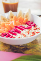 Desayuno colorido con bowl de frutas en verano en Bali
