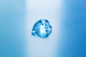 ppシートに垂らした青いシェービングジェルのかたまり