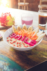 Desayuno colorido con bowl de frutas en verano en Bali