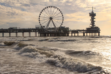 Scheveningen Pier und Nordseewellen