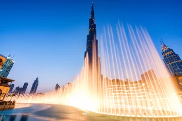 Zelfklevend Fotobehang Fonteinen in winkelcentrum Dubai met uitzicht op het stadsbeeld en de gebouwen van Dubai © Orion Media Group